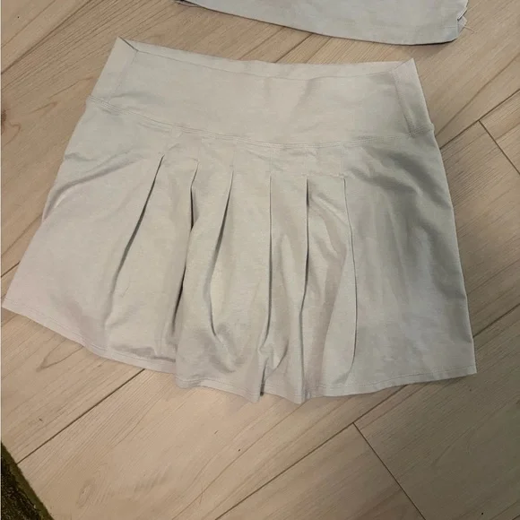 SET! Vuori Halo skirt and tank set sz M - Picture 3 of 7